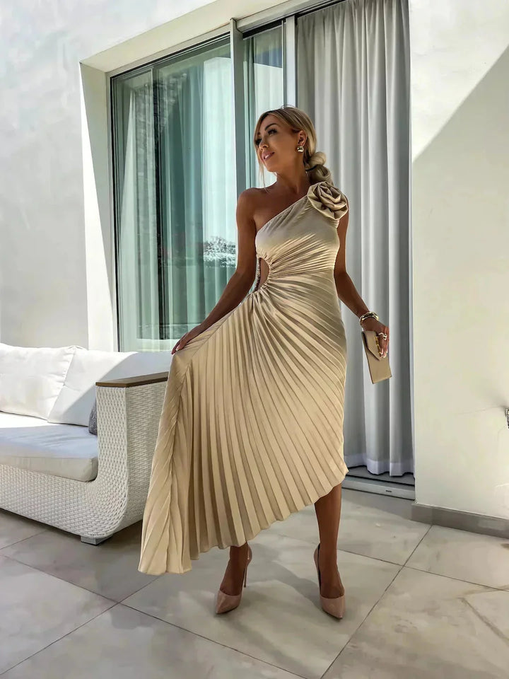 Women's pleated one-shoulder dress in Stormii, featuring a chic asymmetrical neckline and elegant pleats.